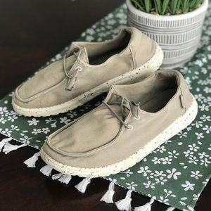 Hey Dude - woman’s 8